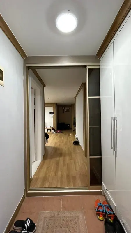 현관 쪽에서 3연동을 열고 거실 복도를 바라본 모습