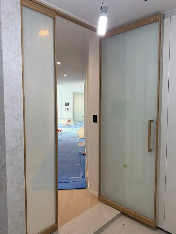 보양재가 깔린 실내 쪽에서 본 긴 손잡이의 한지유리 큰 문