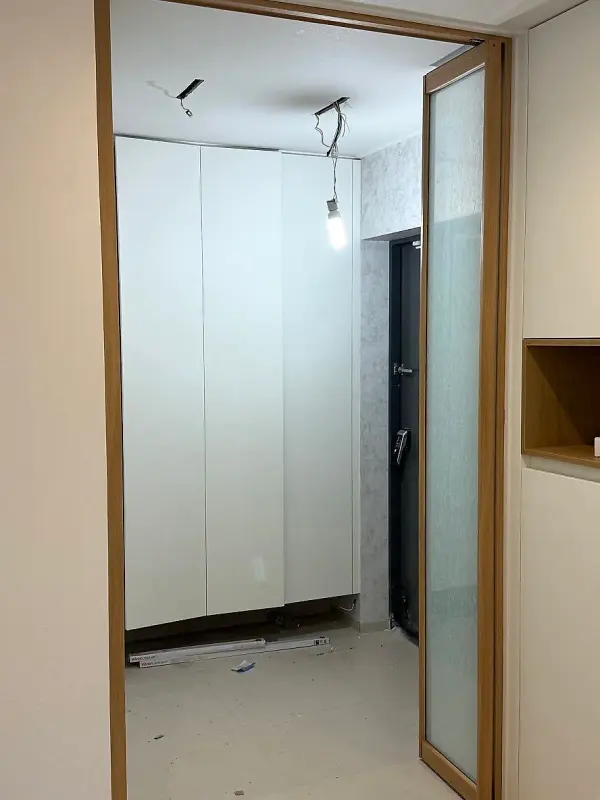 작은 문 쪽에서 현관 신발장 방향으로 본 중문 측면