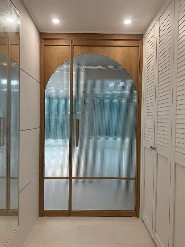 아치 패턴 모루유리가 들어간 우드 필름 비대칭 스윙 중문 정면