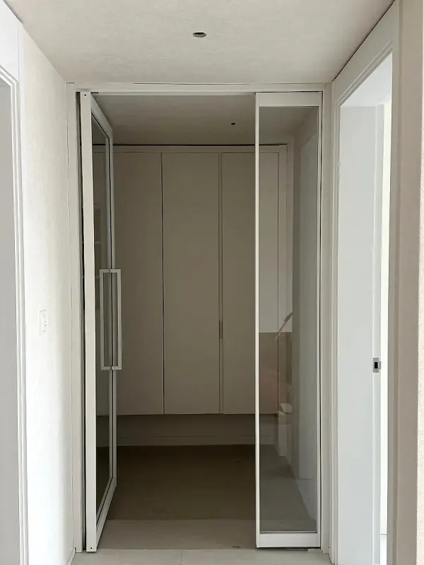 큰 문과 작은 문을 모두 펼쳐 활짝 연 비대칭 스윙도어