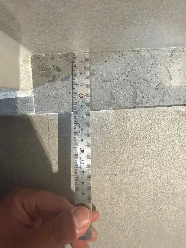 줄자로 바닥 대리석 폭을 재는 모습