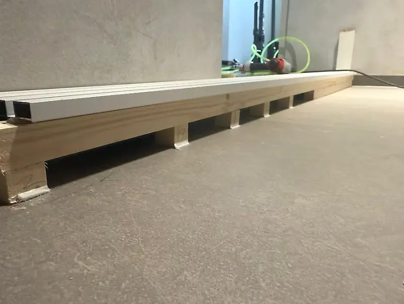 현관 바닥에 깔아 둔 목재 받침 보강 구조