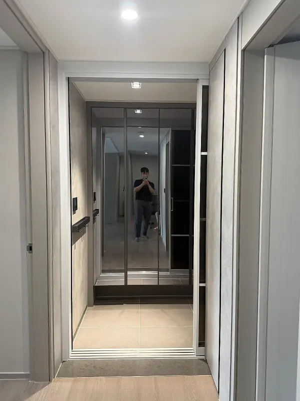 문짝을 한쪽으로 모아 개구부가 넓게 열린 3연동 중문