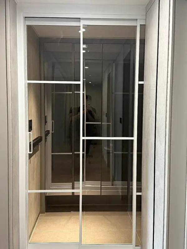 현관 정면에서 본 격자 패턴 초슬림 3연동 중문 닫힌 모습