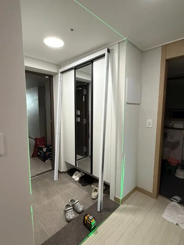 레이저 기준선에 맞춰 세운 화이트 중문 틀