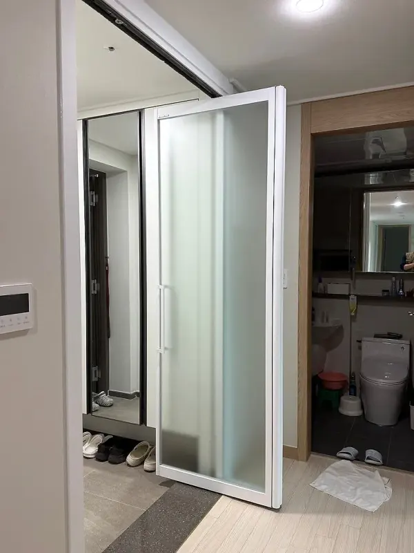 안쪽으로 당겨 연 흰색 프레임 스윙폴딩 문짝