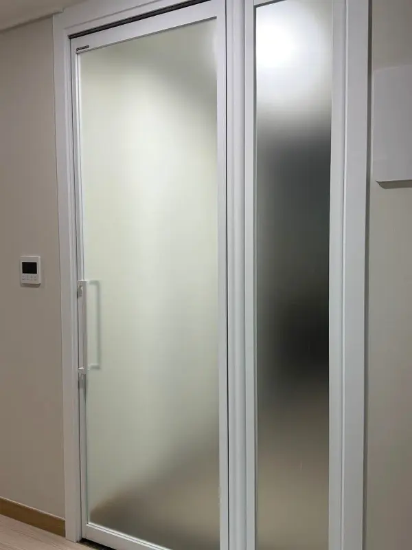 백사틴유리 문짝과 기본 손잡이 근접 모습