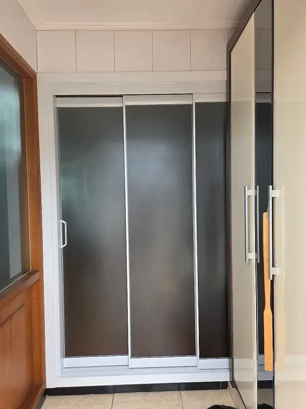 현관 신발장 옆에서 바라본 흰색 슬림 프레임 3연동 중문