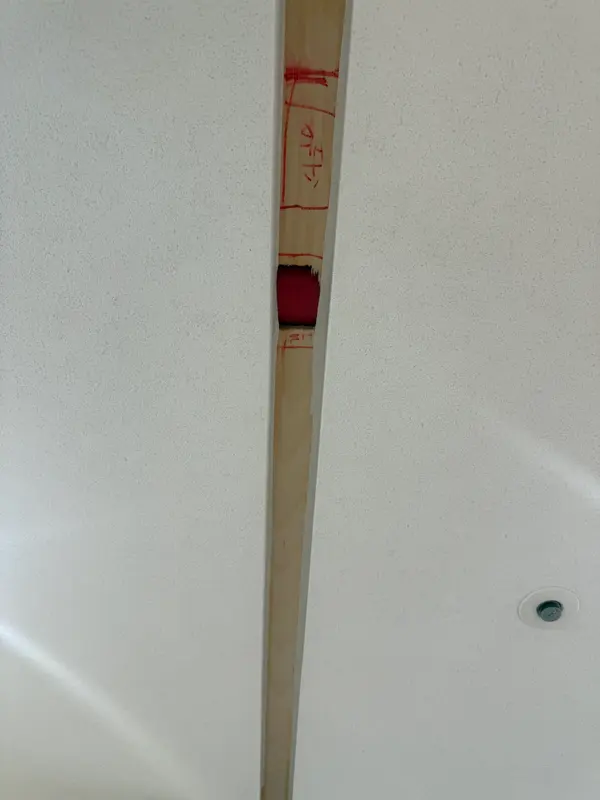 천장 스프링클러 위치를 빨간색으로 표시한 상부레일 매립 전 모습