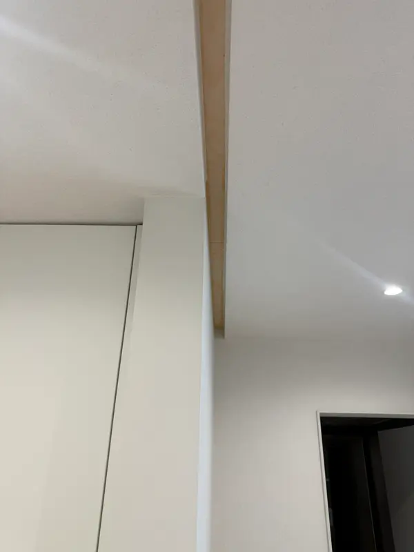 상부레일이 들어갈 천장 자리에 목대를 대어 보강한 모습