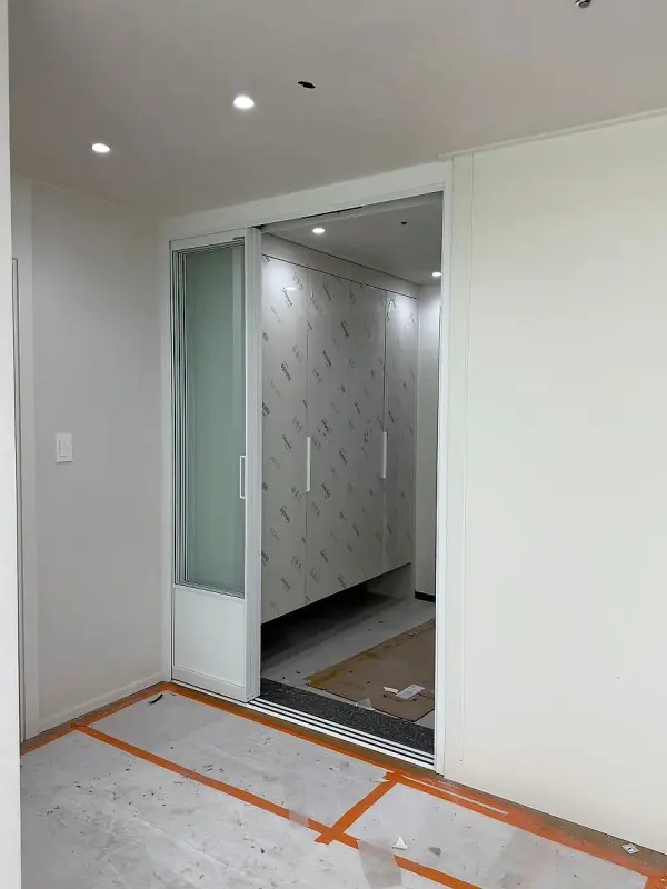 3연동 중문을 열어 안쪽 무늬 수납장이 드러난 현관