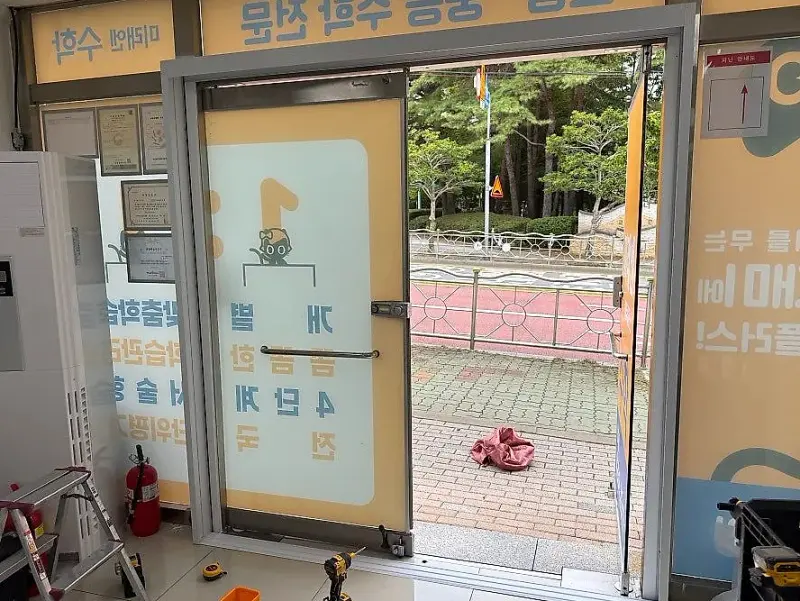 수직과 수평을 맞춰 세운 새 알루미늄 3연동 틀