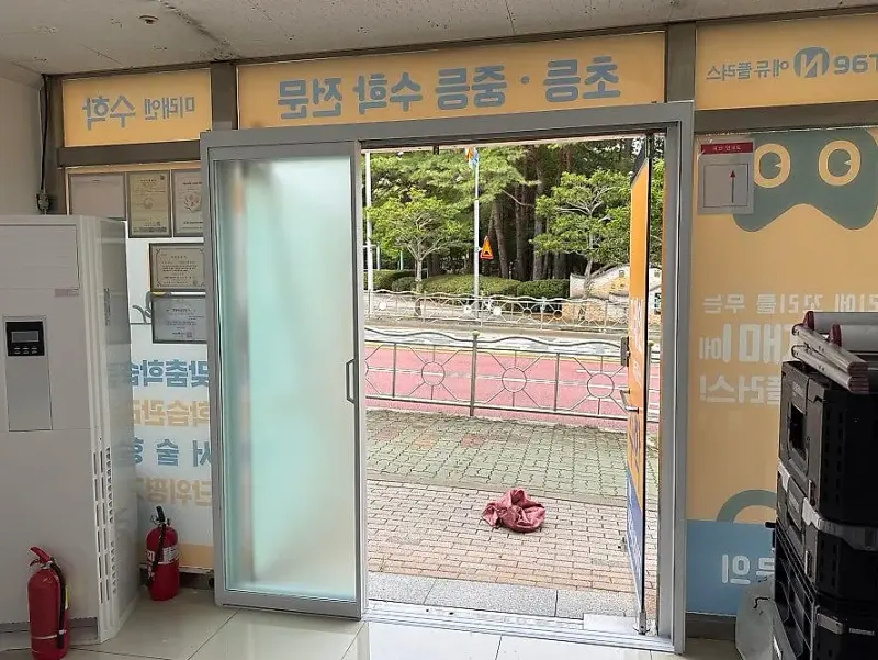 사틴유리 문짝 일부를 단 알루미늄 3연동 출입구
