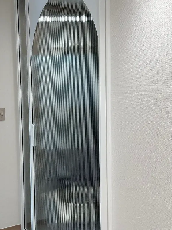 모루유리 문짝 가장자리의 화이트 프레임과 손잡이