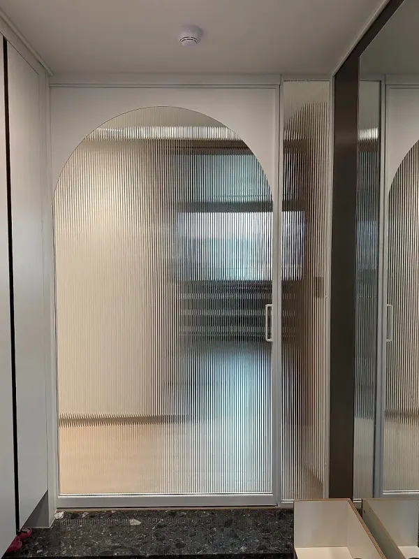 현관 입구에서 본 아치 슬라이딩 중문과 파티션 전체