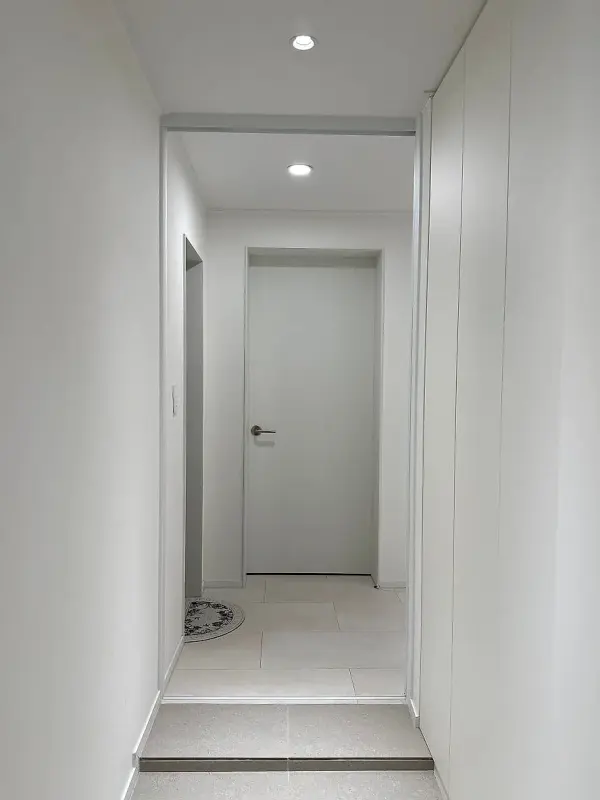 슬라이딩 문을 완전히 열어 현관문까지 트인 통로