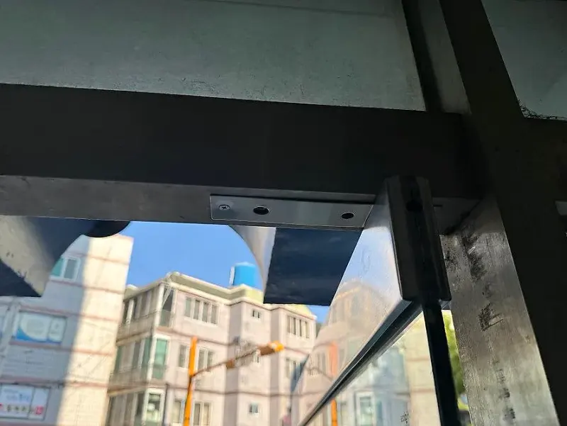 아래에서 올려다본 강화도어 상단 고정부