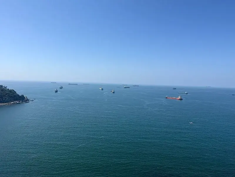 세대 창에서 내려다본 배들이 떠 있는 탁 트인 바다