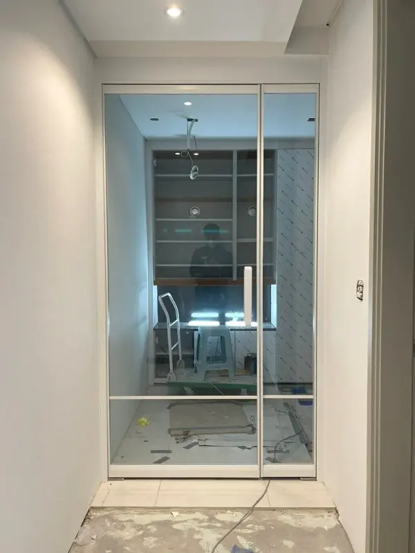 폭이 다른 두 짝이 닫혀 있는 슬림 프레임 비대칭 양개도어