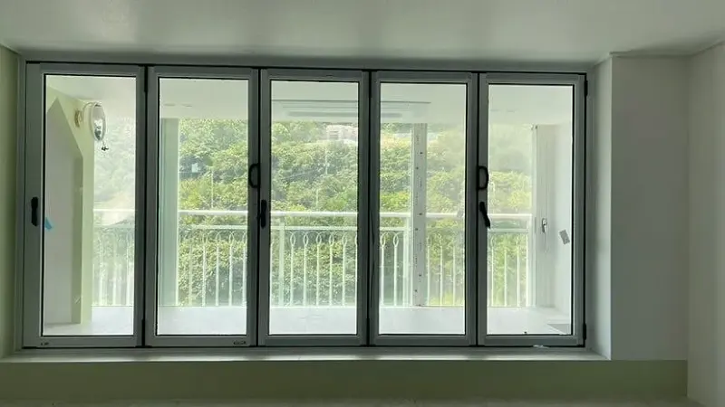 흰색 프레임 폴딩도어를 모두 닫은 정면 모습