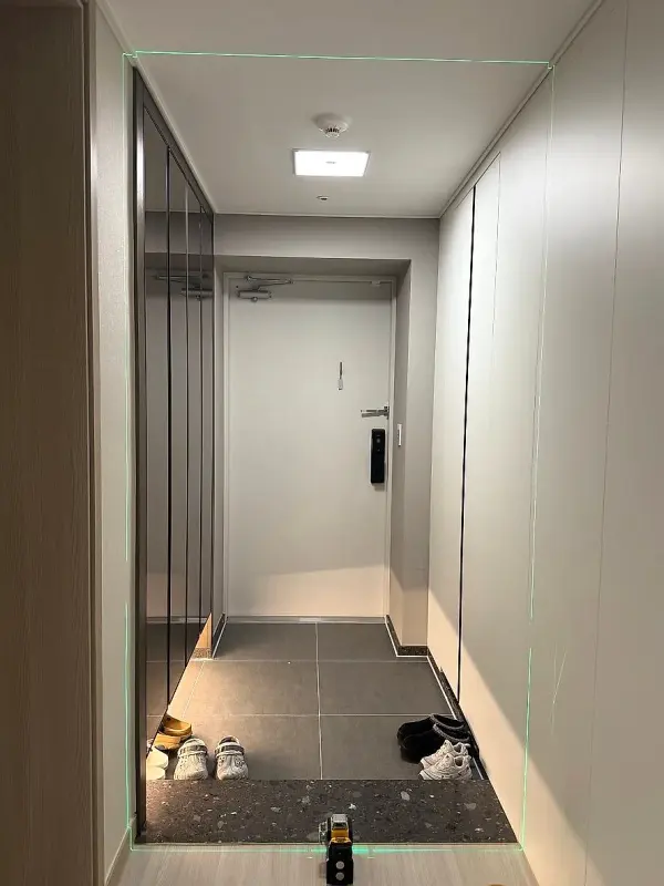 중문 설치 전 현관문과 신발장이 보이는 입구