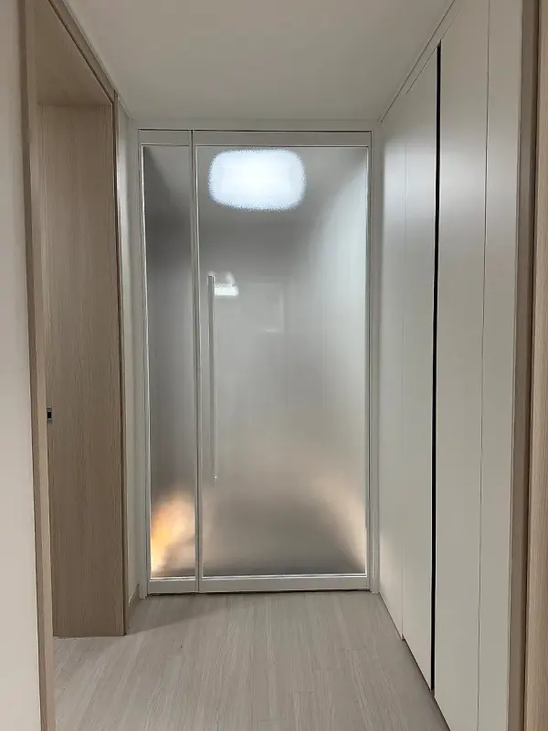 실내 쪽에서 본 미스트유리 비대칭 스윙도어