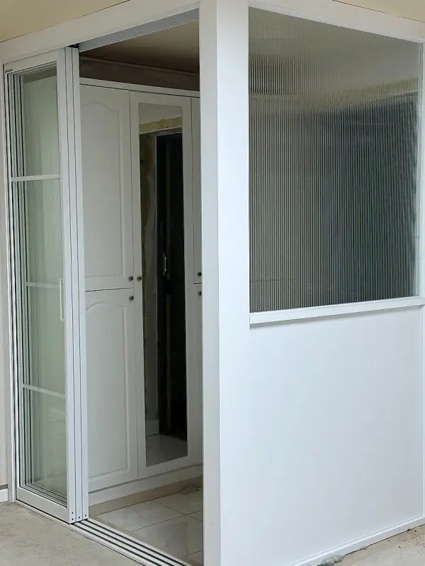 투명유리에 가로 바가 들어간 3연동과 모루유리 파티션이 만나는 모서리