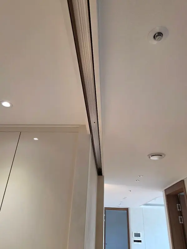 천장 홈 안에 매립된 슬라이딩 중문 상부레일