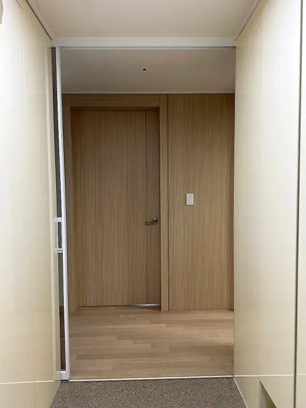 현관 쪽에서 본 슬라이딩 중문과 안쪽 방문
