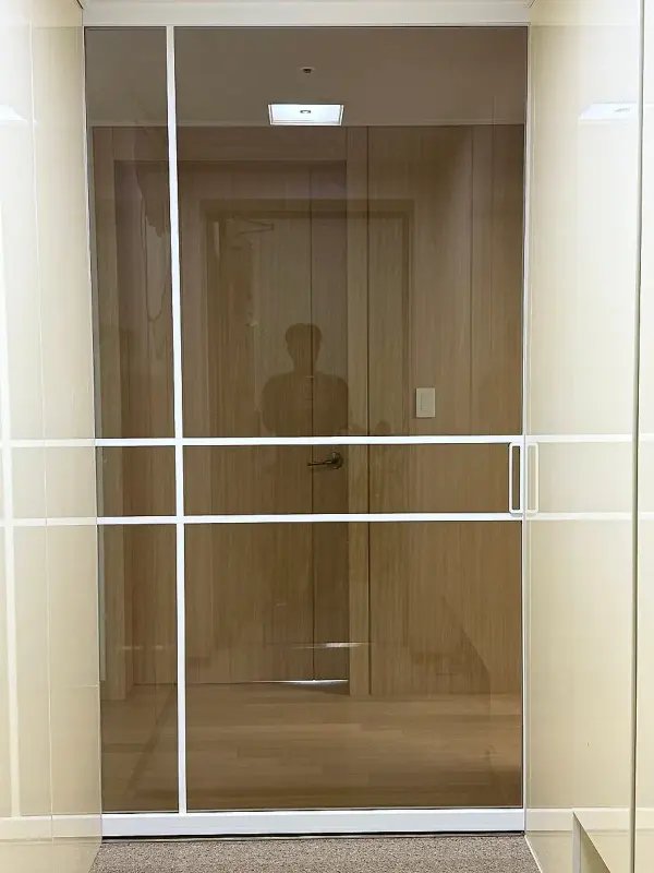 격자 무늬 유리가 들어간 슬라이딩 중문을 닫은 정면