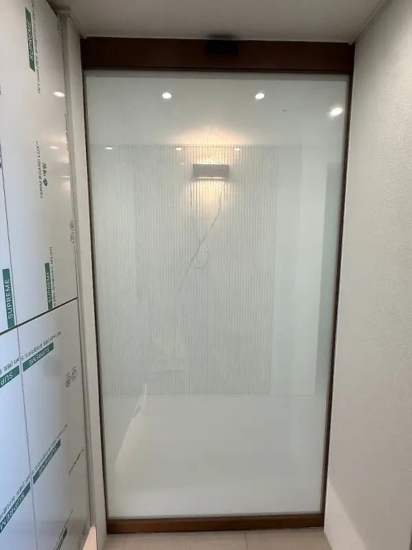 패브릭유리가 들어간 자동 슬라이딩 중문을 정면에서 본 모습