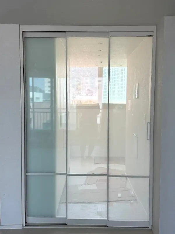 패브릭유리가 들어간 크림색 슬림 3연동 중문 정면