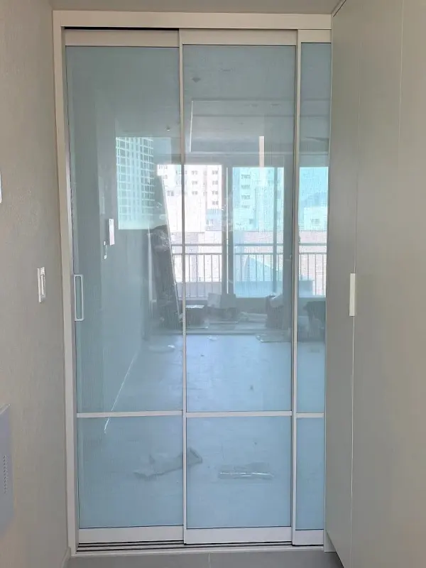 복도 쪽에서 가까이 본 닫힌 패브릭유리 3연동