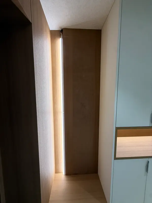 신발장 오픈장 안쪽에 설치된 간접조명