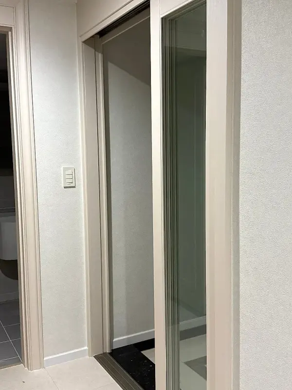 한쪽으로 겹쳐 연 투명유리 3연동 문짝