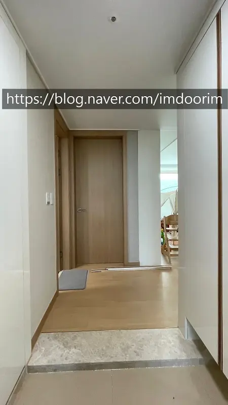 중문 설치 전 칸막이 없이 거실로 이어지는 아파트 현관 통로