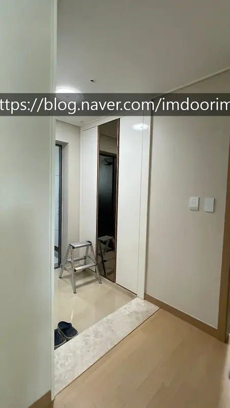 설치 전 현관문과 신발장 사이 비어 있는 공간