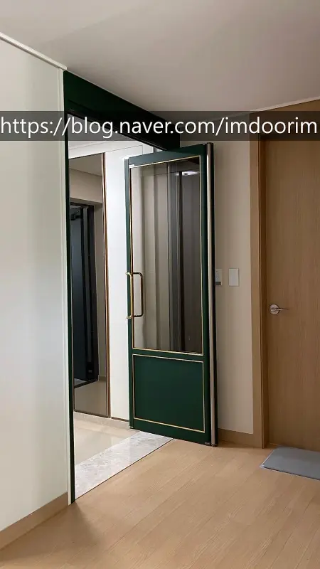 중문을 활짝 열었을 때 문짝이 차지하는 면적이 작은 현관