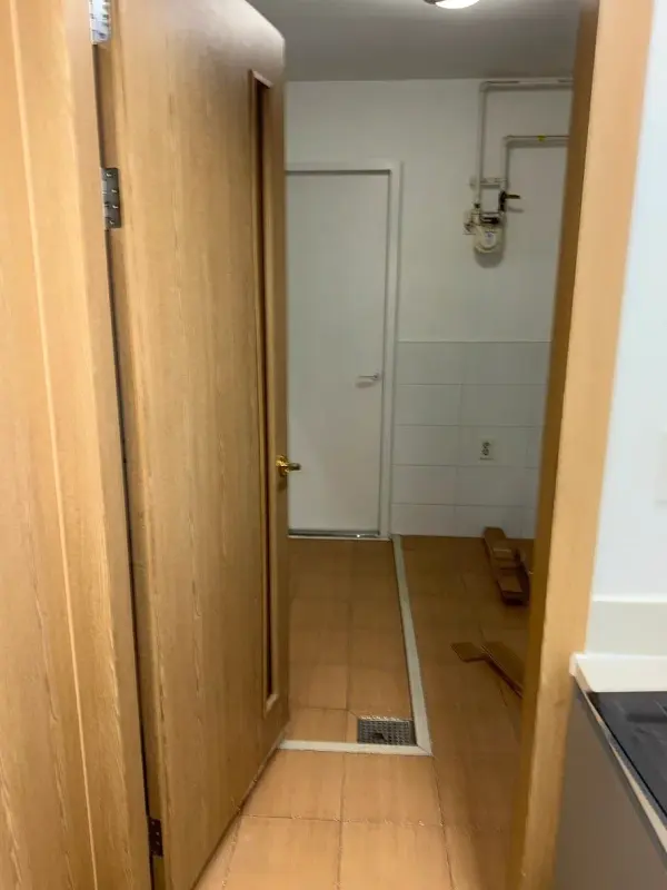 교체 전 주방 베란다로 이어지는 나무 결 판문