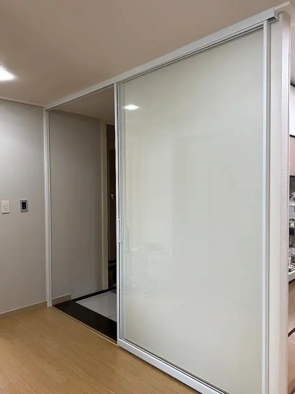 화이트 프레임 투명강화유리 슬라이딩 중문이 닫힌 모습