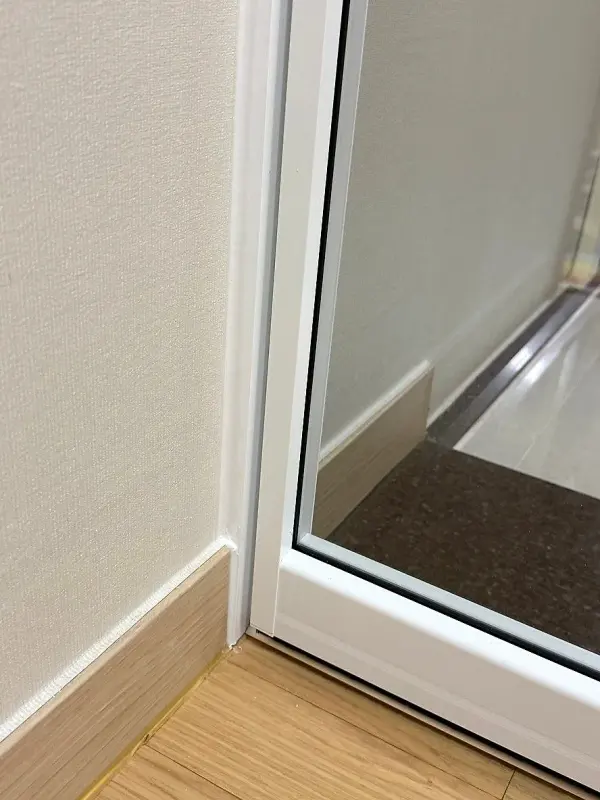 걸레받이 앞에 몰딩을 세워 문과 맞닿게 한 하단부
