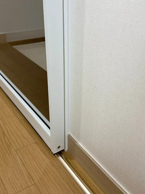 반대편 벽 걸레받이 옆 몰딩과 도어 하단 레일