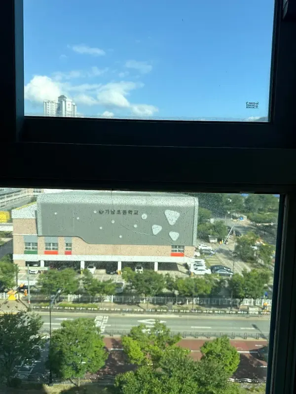 상부 고정창과 하부 창으로 나뉜 아파트 샷시