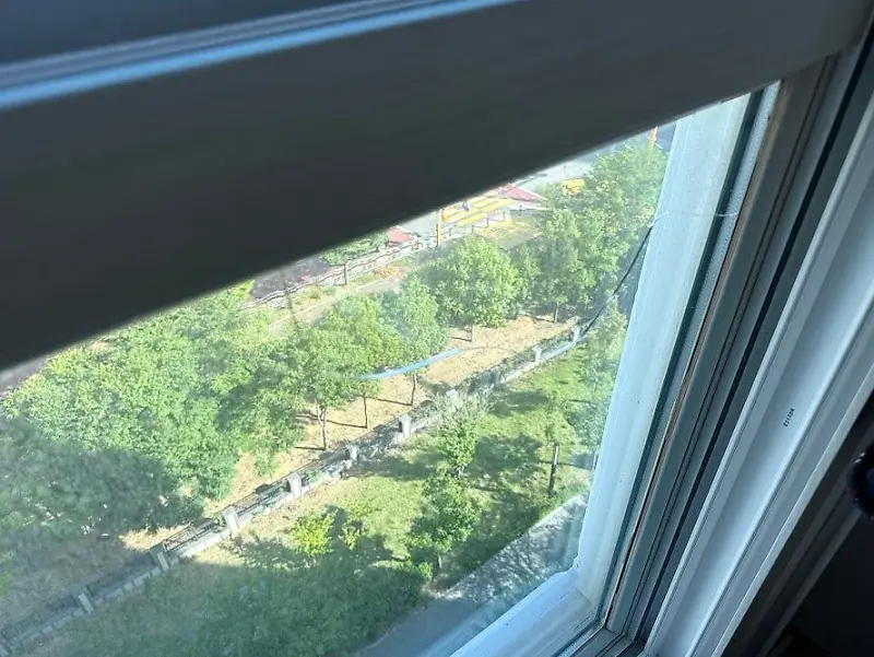 비스듬한 각도에서 본 창 유리와 샷시 틀