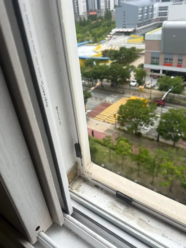 유리를 철거한 뒤 드러난 샷시 프레임 하부 홈