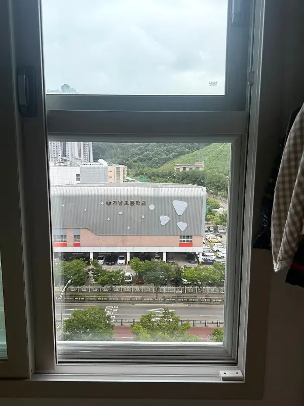 새 유리로 교체를 마친 아파트 창문 전경