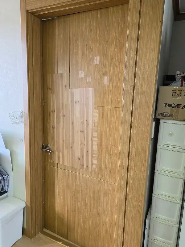 표면 필름이 여러 군데 벗겨져 얼룩진 교체 전 우드톤 방문