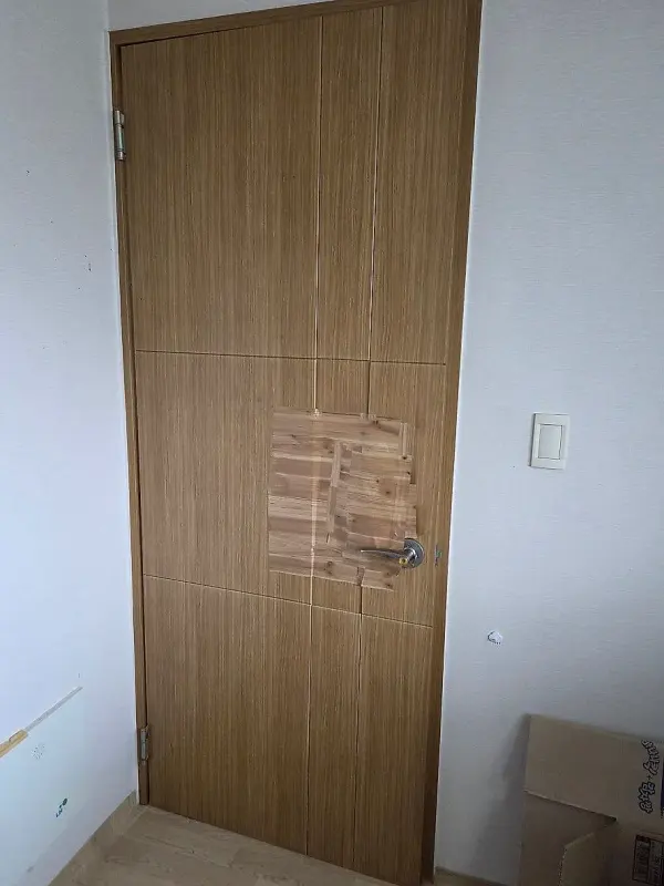손잡이 주변 필름이 크게 찢어진 교체 전 방문