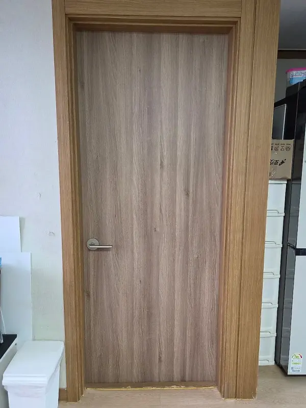 양산 금산휴먼시아 뒤틀린 방문 두 짝 새 도어로 교체